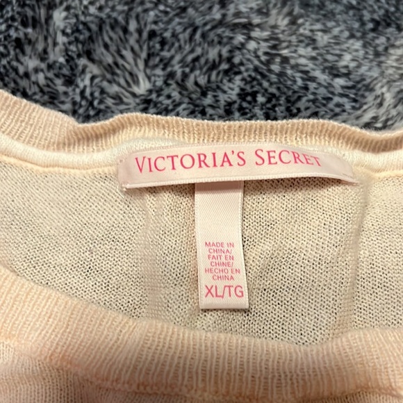 💕 Victoria’s Secret shirt - Picture 2 of 5